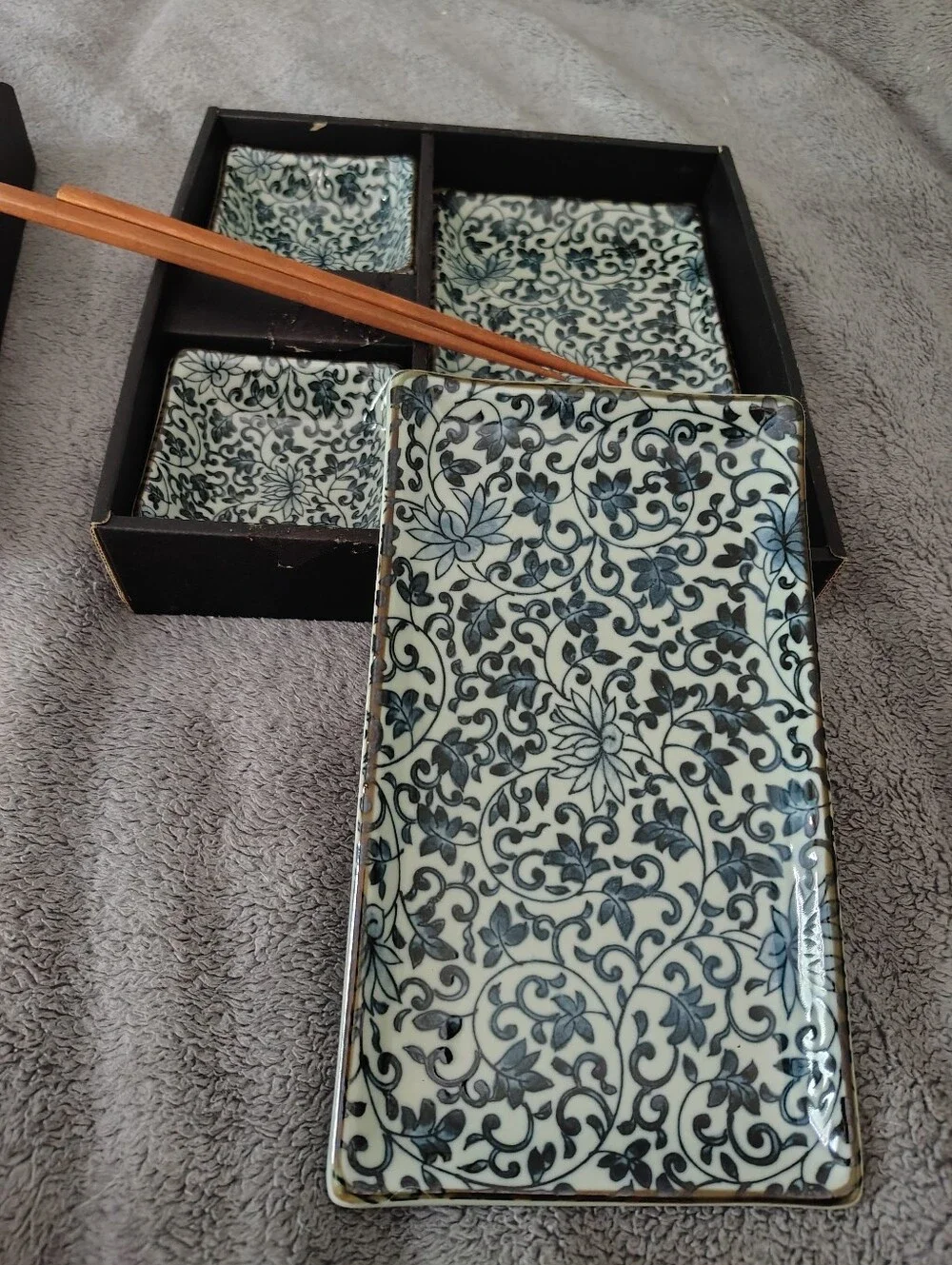 Kanesada 40Blue and White Floral Sushi Set with Wooden Chopsticks
